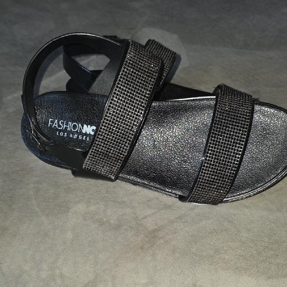 Fashion Nova Black and White Sporty Sandals - Picture 3 of 4